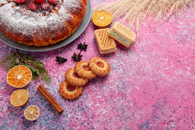 Vista dall'alto deliziosa torta di fragole con biscotti e cialde su sfondo rosa torta cuocere torta di biscotti con zucchero dolce