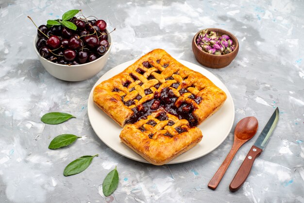 Una deliziosa torta di fragole vista dall'alto con ciliegie di gelatina alla fragola sullo zucchero del biscotto della torta leggera della scrivania