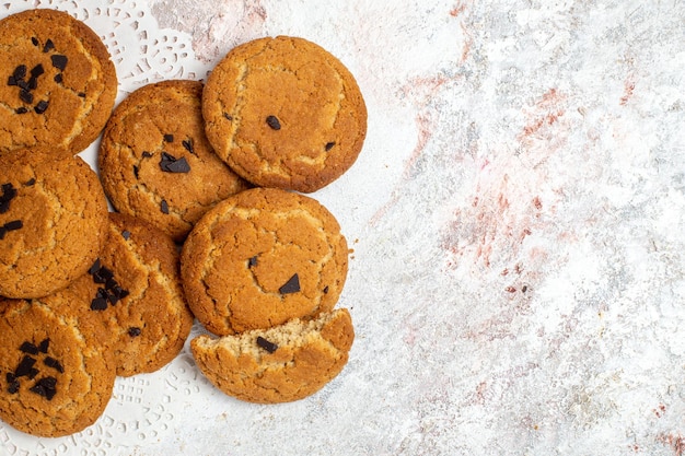 Foto gratuita vista dall'alto di deliziosi biscotti di zucchero sulla superficie bianca