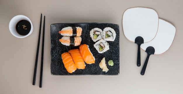 Foto gratuita vista dall'alto del delizioso concetto di sushi