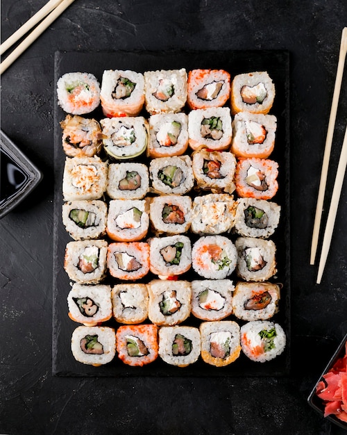 Foto gratuita sushi deliziosi di vista superiore sul piatto