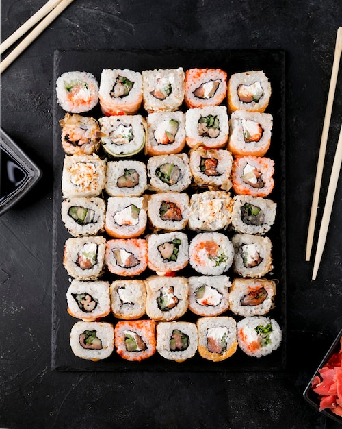 Вид сверху вкусные суши на тарелке