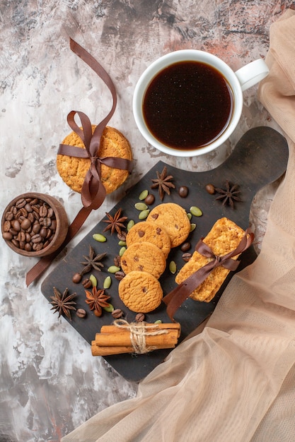 明るい背景にコーヒーの種とコーヒーのカップとおいしい甘いビスケットの上面図シュガーティークッキー甘いココアケーキの色