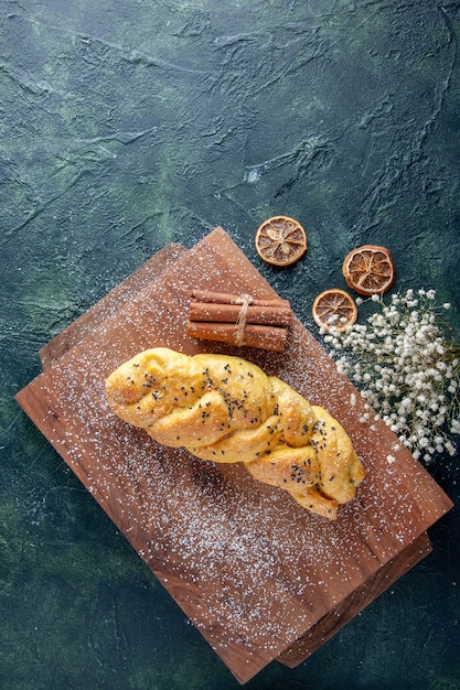 Вид сверху вкусная сладкая выпечка на темной поверхности пирог выпекать торт хоткейк печь десерт бисквитное тесто