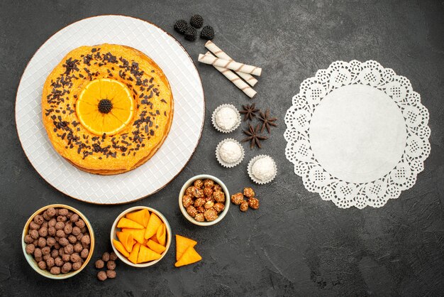 짙은 회색 표면 과일 파이 케이크 반죽 비스킷에 오렌지 조각을 넣은 맛있는 달콤한 파이