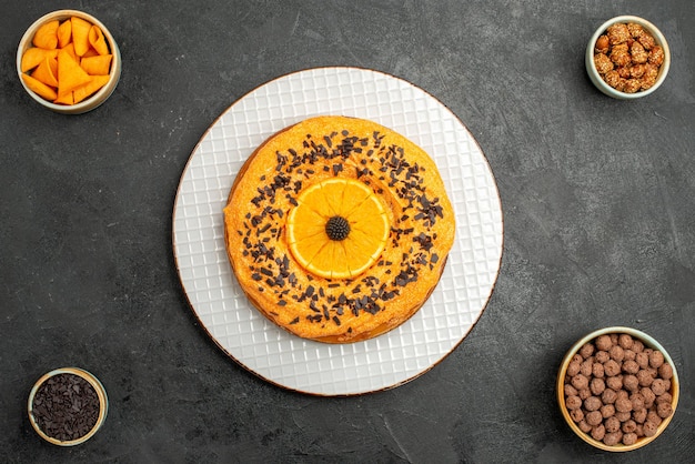 짙은 회색 표면 파이 비스킷 케이크 디저트 차 쿠키에 오렌지 조각을 넣은 맛있는 달콤한 파이