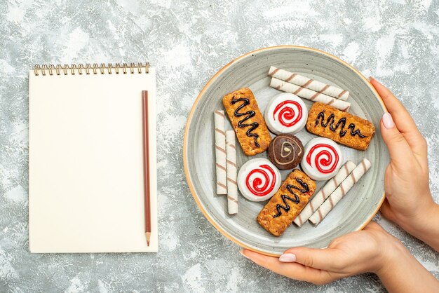 空白の上のビューおいしいお菓子のケーキとクッキー