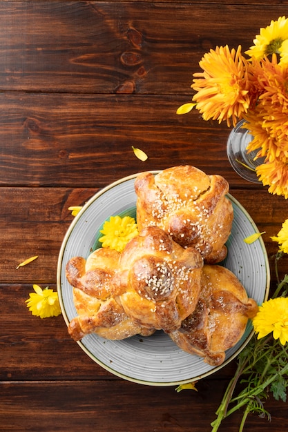 Foto gratuita vista dall'alto deliziosi dolci e fiori