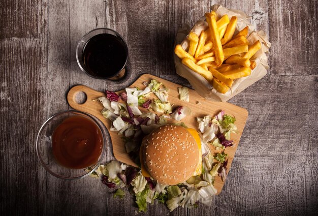 木製の背景においしいおいしいハンバーガーの上面図。速くておいしい食べ物