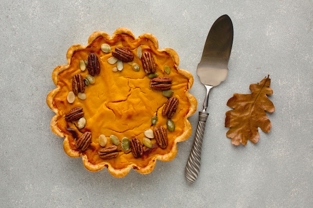 Foto gratuita vista dall'alto della deliziosa torta di zucca del ringraziamento