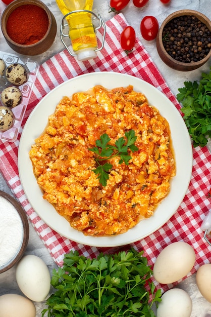 Foto gratuita vista dall'alto deliziosa frittata di pomodoro con verdure e verdure fresche su sfondo bianco colazione mattutina pane latte pranzo