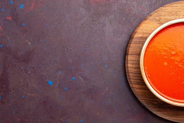 無料写真 トップビュー暗い背景に新鮮な赤いトマトから調理されたおいしいトマトスープトマトスープ皿ソースミール