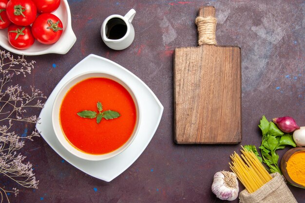 トップビューダークバックグラウンドディッシュソーストマトカラーミールスープにフレッシュトマトのおいしいトマトスープ
