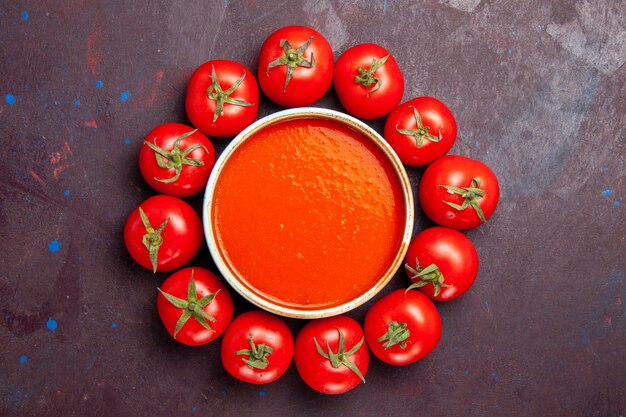 Вид сверху вкусный томатный суп со свежими помидорами на темном фоне блюдо из помидоров ужин суп соус еда