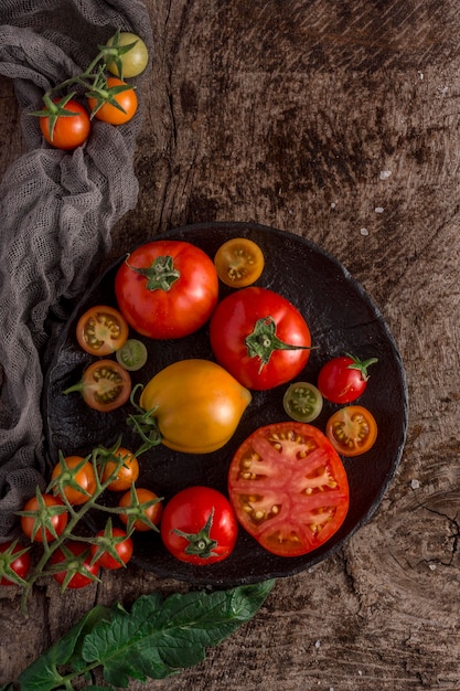 Бесплатное фото Вид сверху вкусные помидоры на тарелке