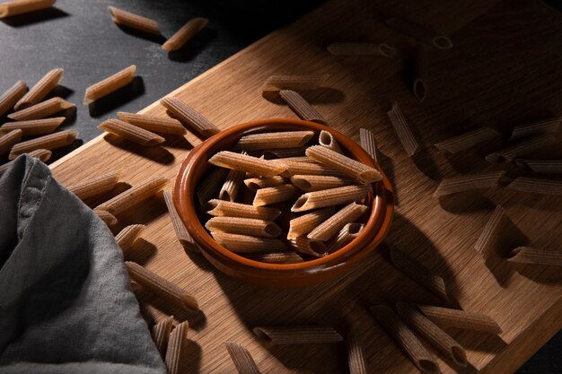 Foto gratuita vista dall'alto su una deliziosa pasta cruda