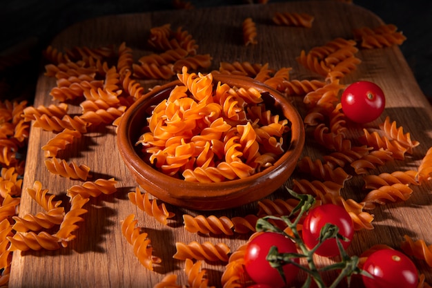 Foto gratuita vista dall'alto su una deliziosa pasta cruda