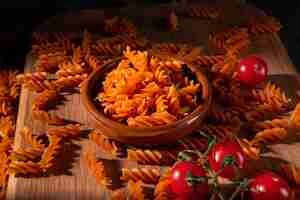 Foto gratuita vista dall'alto su una deliziosa pasta cruda