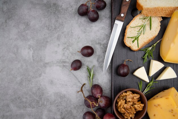 Вид сверху вкусный сорт сыра с виноградом и грецкими орехами