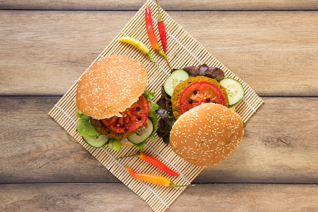 Foto gratuita vista dall'alto deliziosi hamburger vegani