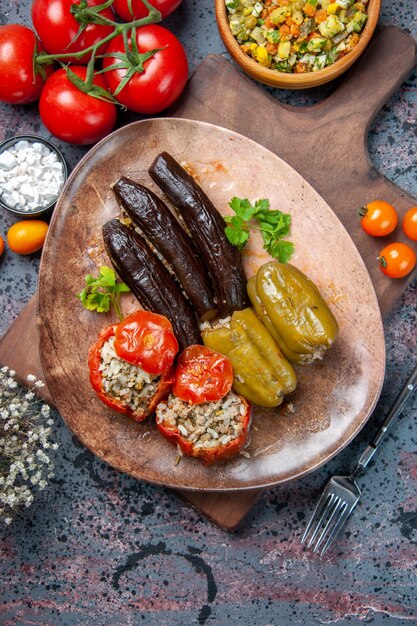 상위 뷰 샐러드와 토마토, 건강 식품 저녁 식사 컬러 요리 요리와 맛있는 야채 돌마