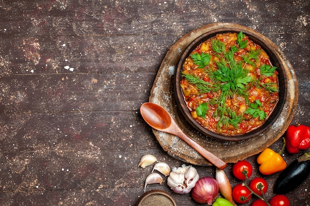 無料写真 暗い背景の食事食品ディナーソーススープで新鮮な野菜で調理されたスライスされたおいしい野菜の食事の上面図
