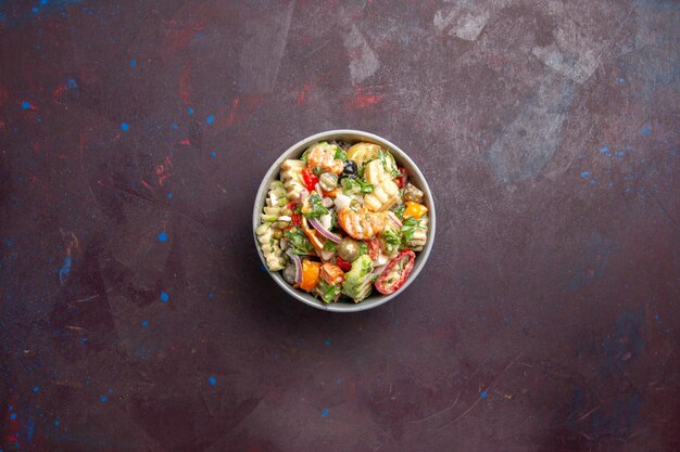 상위 뷰 맛있는 야채 샐러드는 어두운 배경에 토마토 올리브와 고추로 구성 건강 다이어트 식사 스낵 샐러드