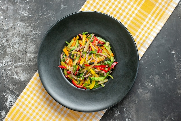 Free photo top view delicious vegetable salad inside plate on grey background