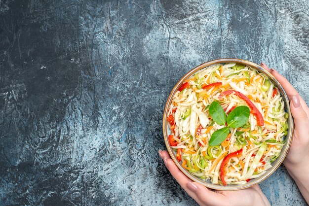 회색 배경에 있는 쟁반 안에 있는 맛있는 야채 샐러드