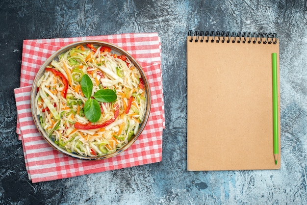 밝은 회색 배경에 트레이 안에 있는 맛있는 야채 샐러드