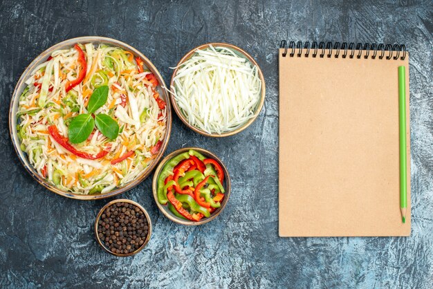 Бесплатное фото Вид сверху вкусный овощной салат с капустой и болгарским перцем на светло-сером фоне