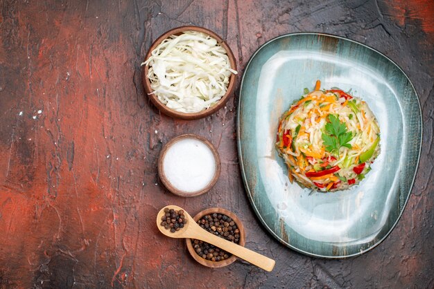 トップビュー暗い背景色にキャベツとおいしい野菜サラダ熟した健康的な生活写真食事食品