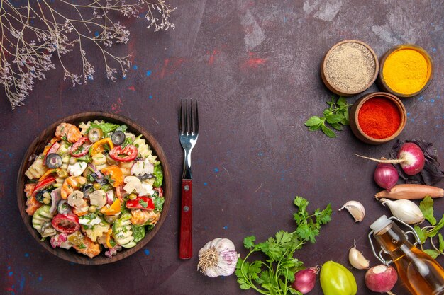 어두운 배경 건강 야채 다이어트 점심 샐러드에 다른 조미료와 상위 뷰 맛있는 야채 샐러드