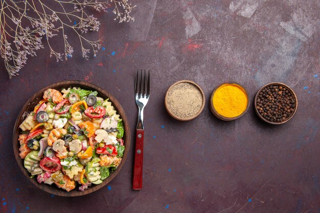 어두운 배경 건강 다이어트 샐러드 야채 점심에 조미료와 상위 뷰 맛있는 야채 샐러드