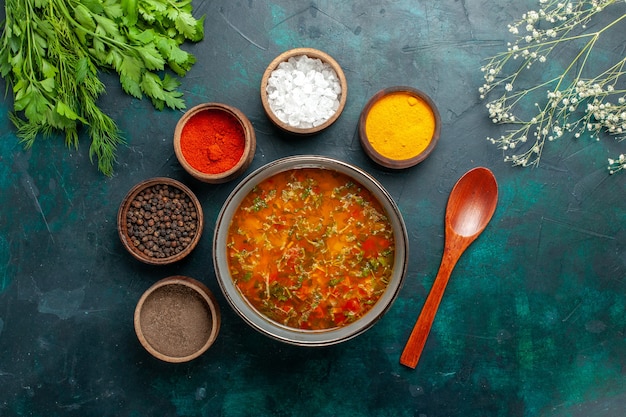 Vista dall'alto una deliziosa zuppa di verdure con diversi condimenti sul prodotto ingrediente di zuppa di verdure pasto cibo da scrivania grigio