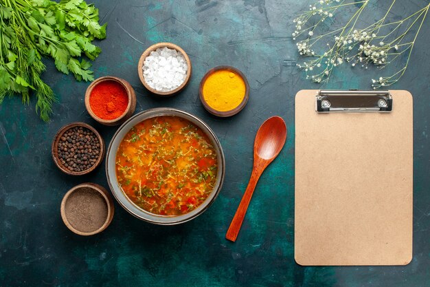 회색 녹색 표면 음식 식사 야채 수프 성분 제품에 다른 조미료와 함께 상위 뷰 맛있는 야채 수프