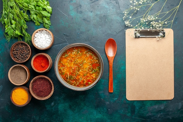 녹색 표면 음식 야채 재료 수프 제품 식사에 조미료와 상위 뷰 맛있는 야채 수프