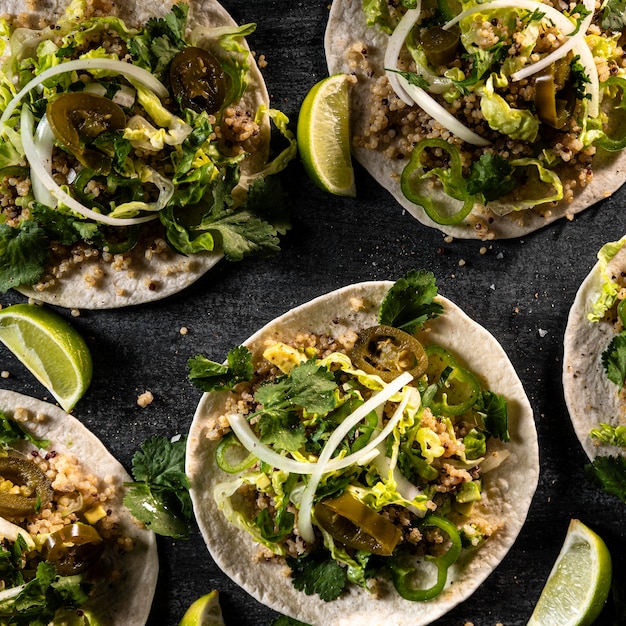 Foto gratuita vista dall'alto deliziosi tacos vegetariani