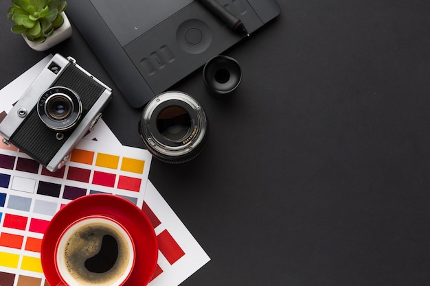 コーヒーとカラーパレットを備えたデスクの平面図