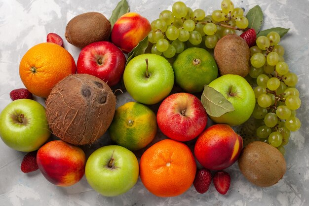 흰색 책상에 상위 뷰 다른 과일 구성 신선한 과일