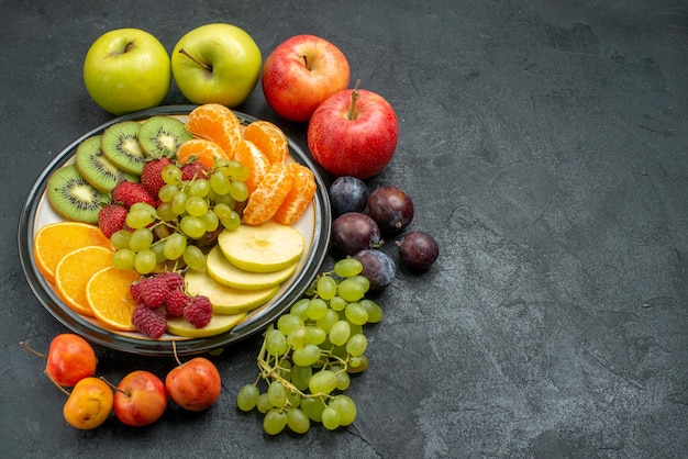 Вид сверху разные композиции фруктов свежие и спелые на темном фоне спелые фрукты здоровье спелые