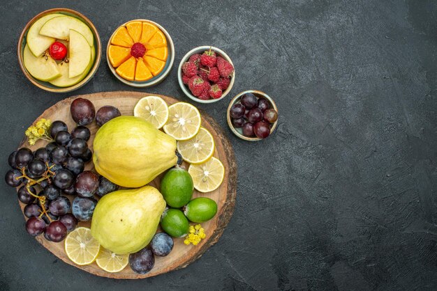 上面図さまざまな果物の組成が濃い灰色の背景に新鮮で熟しているまろやかな果物の健康熟した新鮮な