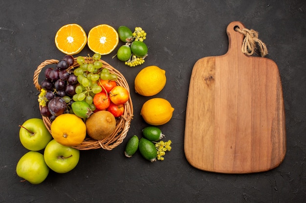 Vista dall'alto composizione di frutti diversi frutti maturi e morbidi su sfondo scuro frutta fresca matura dolce