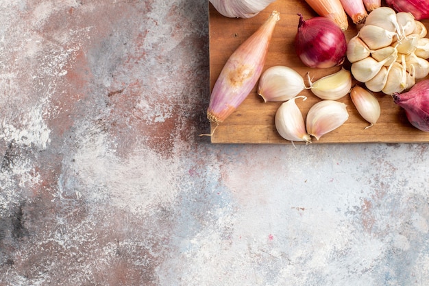 Vista dall'alto diversi ingredienti cipolle e aglio Foto Gratuite