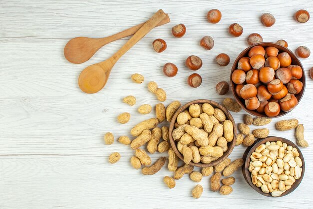 Вид сверху разные орехи арахис фундук и грецкие орехи