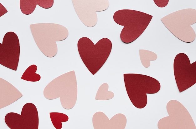 Вид сверху различные красные и розовые формы сердца на столе
