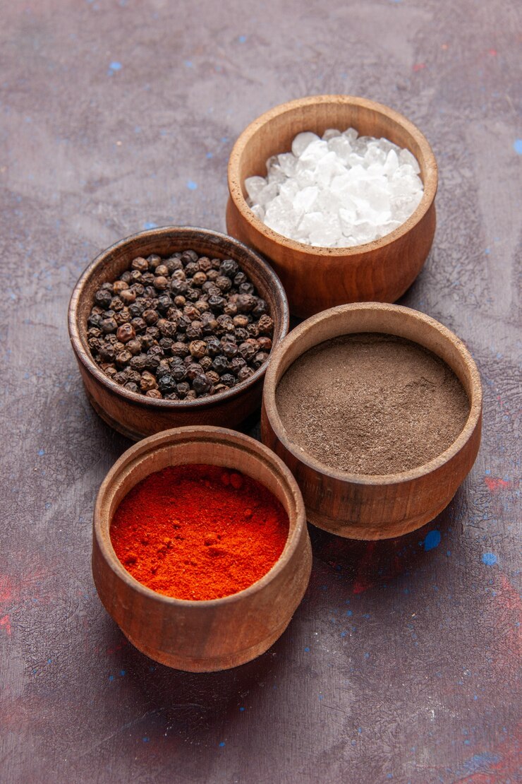 मुफ़्त फोटो top view different seasonings inside pots on dark surface ingredient product food photo