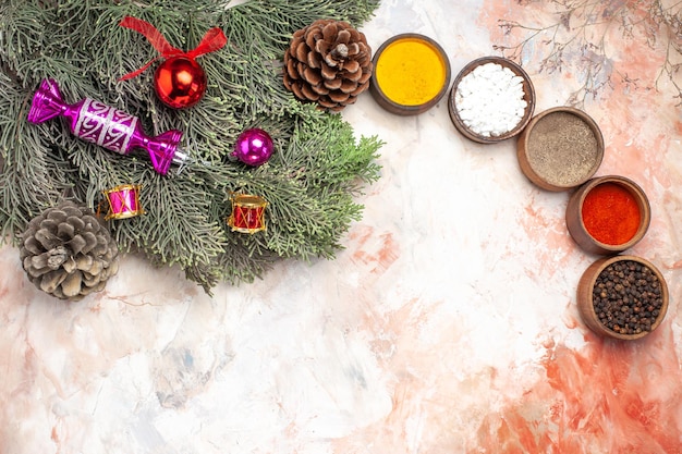 無料写真 明るい背景にクリスマスツリーとおもちゃでさまざまな調味料の上面図