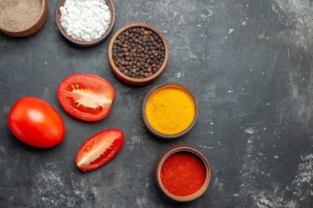 Foto gratuita vista dall'alto diversi condimenti con pomodori freschi