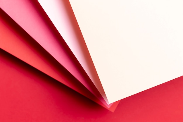 赤い紙のさまざまな色合いのトップビュー